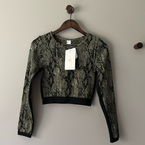 NWT FABLETICS KAMILA SEAMLESS LONG SLEEVE GREEN & BLACK SNAKESKIN CROP TOP MED - Picture 1 of 5